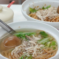 飄香50年的高雄老店！老饕激推鹽埕美食小吃「阿財雞絲麵」，自製雞絲麵搭配雞高湯、紅蔥頭，成就樸實好滋味。