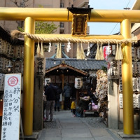 來去日本洗錢！超強京都招財景點「御金神社」，求財運必衝，錢包造型御守買起來。