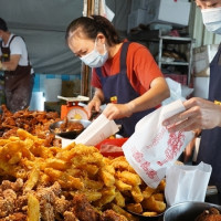 秒殺炸雞！藏在鐵皮屋、一天只賣四小時「葉麥克炸雞」，推薦中藥炸雞、炸地瓜。