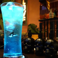 鯨鯊調酒新登場！海洋風酒吧「30M BAR」每一杯調酒都是一則海洋故事，經典調酒「暖化」、「小丑魚」也推薦。