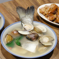 開門秒客滿！新店魚湯老店「超人鱸魚湯」，柴燒麥芽豬腳更是必吃。