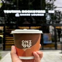 東京咖啡插旗台中！「ONIBUS COFFEE TAICHUNG」進駐草悟道老佛爺廣場，如置身紅土洞穴喝咖啡。