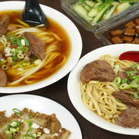 60年高雄牛肉麵！老字號鹽埕美食「港園牛肉麵」，招牌牛肉拌麵外國觀光客也瘋狂。