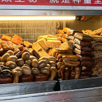 超狂XXL水餃！南港美食「北大荒水餃店」網友稱「被水餃耽誤的滷味店」。