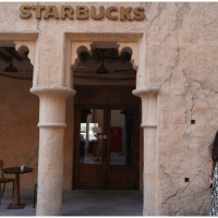 世上最美星巴克！熱門杜拜打卡景點「Starbucks Al Seef」隨便拍都是時尚大片。