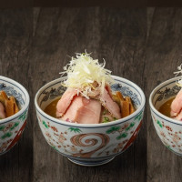 拉麵界叉燒霸主！麵屋武藏推出全新期間限定「肉霸山鹽味拉麵」，要用8公分肉肉山搶攻拉麵肉肉控的胃。