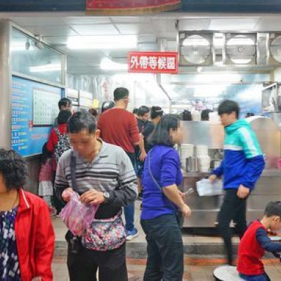 【台北美食】楊后庄排骨酥麵-饒河夜市裡人潮滿滿的超人氣美食