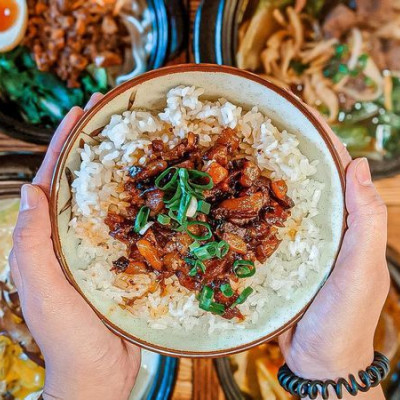 淡水老街必吃小吃美食再加一！四爺麻辣食堂，牛奶麻辣鍋、麻辣臭豆腐鴨血辣呼過癮！