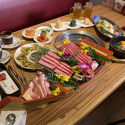 草食族不要看!超華麗大陣仗燒肉套餐就在「燒肉的名門-赤虎」，還有單人也能享用的商業午餐，不到400元CP值破表，平日午餐的小小確幸，可享受大大滿足。