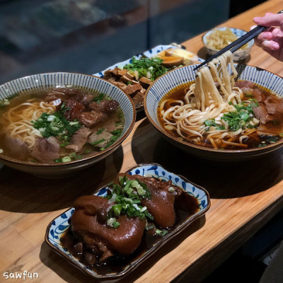 【台北美食】 東館牛 南京復興站午餐 文青風格的紅燒牛肉麵 半筋半肉清燉牛肉麵 水餃 文末抽獎