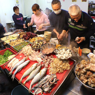 台南小吃／傳統古早味飯桌仔／還沒開店就排隊／無店名飄香10多年／在地老饕口袋名單／價格親民食材新鮮