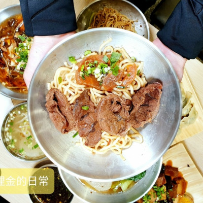 台中美食 │ 老阿漠經典麵食館 被牛肉麵耽誤的手工水餃 還有份量CP超高的酸辣泡飯