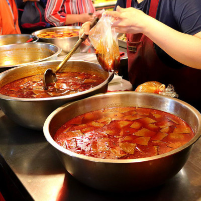 台南麻辣鴨血豆腐／只賣三樣熟食攤／每日限量只賣3小時／還沒營業就排隊／當天備料現煮現賣／2小時內秒殺完售／隱身黃昏市場飄香10多年