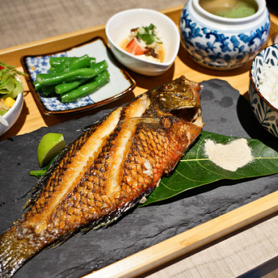 【微笑食客】限量新鮮海魚供應，定食餐點美味、皇品黃金泡菜超好吃，白飯免費續｜宜蘭美食餐廳推薦