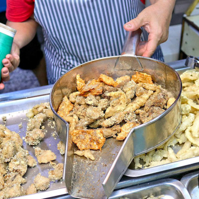 台南鹽酥雞／每日限量賣完為止／飄香近40年老店／獨家調配胡椒粉／嚴選食材現點現炸／價格親民份量實在／在地人私藏口袋名單