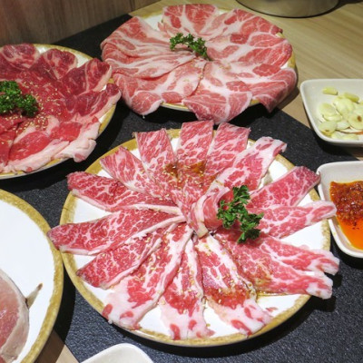 【板橋燒烤吃到飽】燒肉王日式碳燒YAKINIKU烤肉吃到飽，美國和牛、北海道有卵干貝、手掌大汶萊藍鑽蝦吃到飽，還有韓國泡麵、炸物、私房手作奶蓋無限量供應！