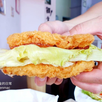 台中美食 │ 喜饌晨食 沒有麵包的漢堡 大里人口袋名單中的人氣早餐店 三十多種風味酥皮蛋餅太誘人