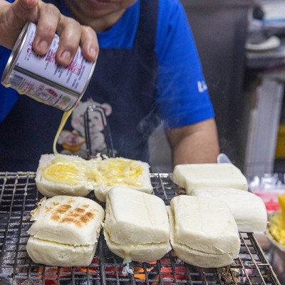 【屏東東港美食】東港宵夜唯一指定.四十年老宵夜早餐店「佳吉烤饅頭」 乳瑪琳 煉乳邪惡雙重奏.沒吃過別說你是東港人