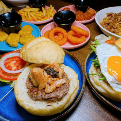 [食記] 新竹東區 - 伍腳鐵板料理 松露鵝肝牛肉堡高級食材組合 醬燒牛五花鐵板麵肉嫩份量多 剝皮辣椒雞炒飯微辣帶甜雞肉軟嫩