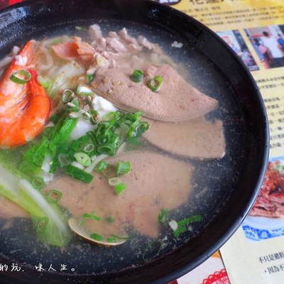 餓勢力精緻麵食｜隱身於市場的花蓮在地小吃！海鮮甜美超好吃，豬肝新鮮口感有夠粉嫩超難忘～