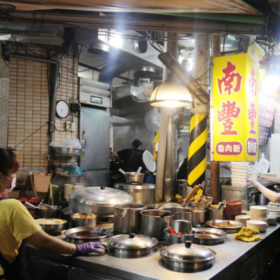 高雄苓雅—南豐魯肉飯｜包辦四餐人氣油滑魯肉飯｜苓雅夜市、自強夜市、三多商圈