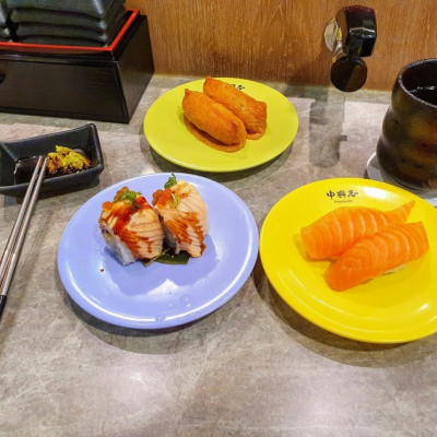 [食]台北 中島水產新鮮美味 喝口梨山茶 吃口美味壽司  中與志迴轉壽司 遠東SOGO台北復興館