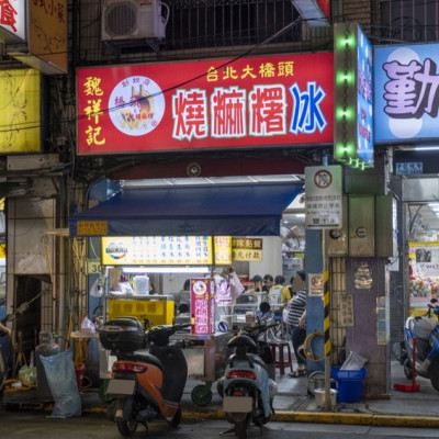 台北美食 橋頭客家純糖麻糬｜延三夜市米其林必比登推薦必吃，白拋拋燒麻糬軟綿誘人，撒上花生芝麻香氣十足！ · 算命的說我很愛吃