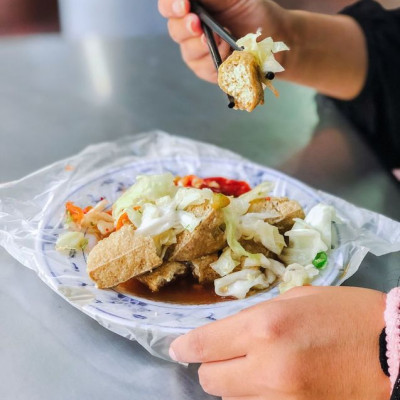 【板橋美食】懷念泡菜臭豆腐：板橋黃石市場萬里飄香人氣在地小吃老店 /慈惠宮美食