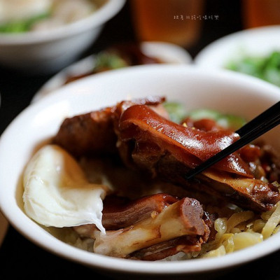 西門麵店｜在地飄香一甲子古早味麵店，銷魂豬腳飯、極脆涼麵更是必點招牌