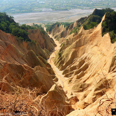 【苗栗。三義】熊熊烈火正在燃燒。惡地火炎山。亂石谷。自然保留區。火炎山步道