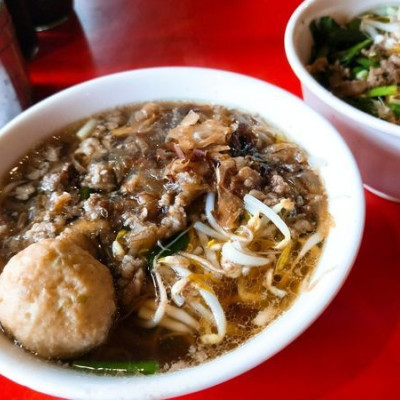 美食【台東。榕樹下】必吃米苔目｜小菜飲料都值得一吃｜居然連排隊也都不無聊｜內附完整MENU