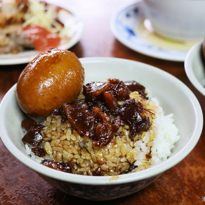 『北投市場-矮仔財滷肉飯』超熱門排隊平價美食，旅遊台灣必吃，滷肉飯+滷蛋+蹄膀+排骨湯，參考菜單價位(捷運北投站)