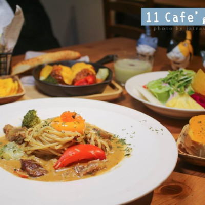 【台北美食】11 Cafe’ 巴東咖哩牛肉蛋奶麵超濃郁、焦糖蘋果焦糖堅果鬆餅香甜涮嘴！台北寵物友善餐廳推薦