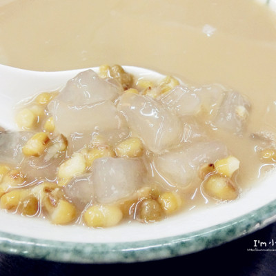 真饌軒綠豆湯(北平店)。古早味綠豆湯加上台南特有Q嫩粉角，清涼解暑又解渴啊!