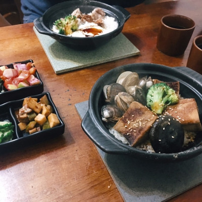 [食記] 汐止巷弄高CP值美食-有焦香鍋巴的家常煲仔飯(附菜單/停車資訊)