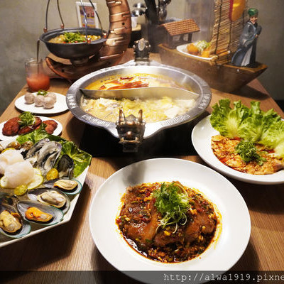 【內湖美食】川老爺麻辣火鍋，超豪華海鮮拼盤，川菜買一送一！夏天也很適合聚會的麻辣鍋店