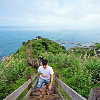 [花蓮豐濱景點] 大石鼻山步道15分鐘就到山頂 俯看海天一色美景 IG熱門打卡點 旁邊就是磯崎海水浴場 台11線必去景點 @跳躍的宅男