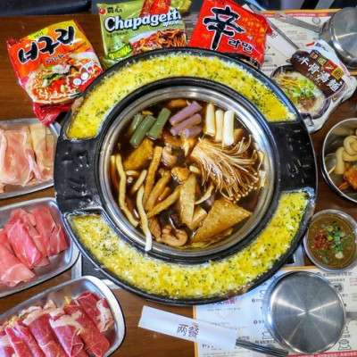 【新北淡水美食】兩餐두끼韓國年糕火鍋吃到飽，年糕火鍋、炒飯、泡麵及炸物無限量吃到飽，加價$139還有牽絲的雙色起司!