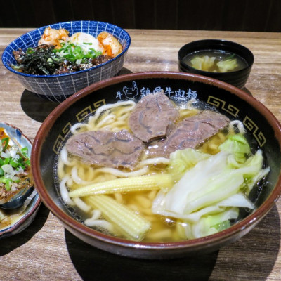 【台北牛肉麵】麵屋牛一雞骨牛肉麵，雞骨湯頭甘甜不油膩，份量加大不加價！(近捷運忠孝敦化站)