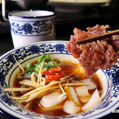 台中溫十八溫體牛火鍋，台南阿裕牛肉湯技術指導 - ㄚ綾綾單眼皮大眼睛