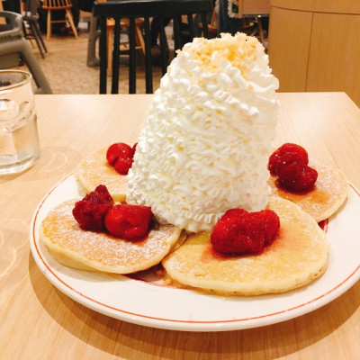 《台北❤️信義》Eggs‘n Things 爆發的鮮奶油火山鬆餅?小心別被奶油山淹沒惹(⁎⁍̴̛ᴗ⁍̴̛⁎)（台北美食、信義區美食、打卡美食、IG美食、IG打卡、IG甜點）