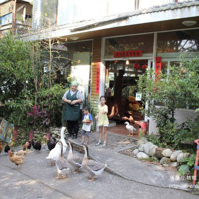 【台中石岡】羅望子生態農場。餵小動物吃飯.撿雞蛋.抓蝴蝶.種子卡片DIY.更酷的是還有鵝保鑣，這一趟難得的農場生態教育是孩子一輩子都忘不了的有趣體驗。