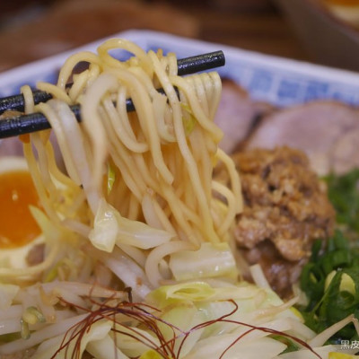 宜蘭美食。東京餃子│濃郁黑白芝麻香氣辛担麵，脆皮羽根付煎餃 - 黑皮的旅遊筆記