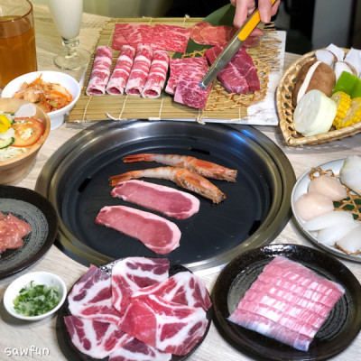 【台北美食】四食輕燒肉概念屋 文末抽獎 有雞湯的專人代烤燒肉 親子推薦 母親節聚餐首選 無煙燒肉吃完沒有燒烤味 牛舌 小巨蛋美食