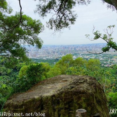 【台中。北屯】傳說中的飛來石。風動石步道。風動巨石景觀