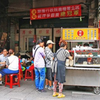 【板橋美食】津贊蔡家碗粿-歷史悠久市場裡的老字號路邊攤小吃