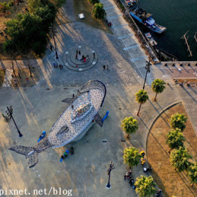 【台南。安平】大魚的祝福。安平港濱歷史公園公共藝術。內部彩繪玻璃拼貼成立體台灣