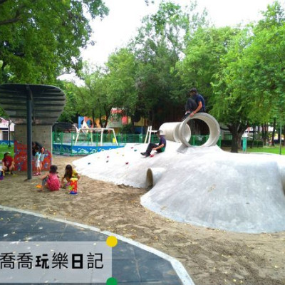 台中特色公園【英才公園】水泥管隧道、恐龍溜滑梯、鳥巢鞦韆、攀岩牆、大沙坑