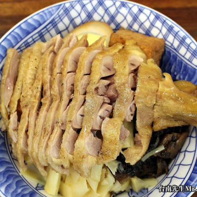 台南鴨肉飯／鴨肉每日限量晚來吃不到／份量實在價格親民／一吃成主顧再訪率超高／免費加湯超佛心／用餐時段必客滿