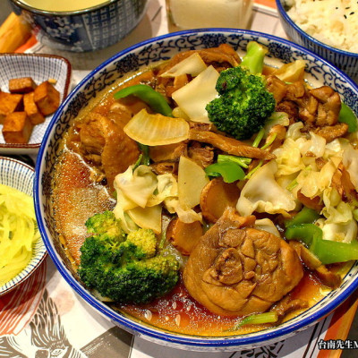 台南雞煲鍋／老饕帶路雞肉控必吃／嚴選食材征服挑嘴人／生意好到連平日都客滿／料多實在CP值高／環境舒適服務親切－